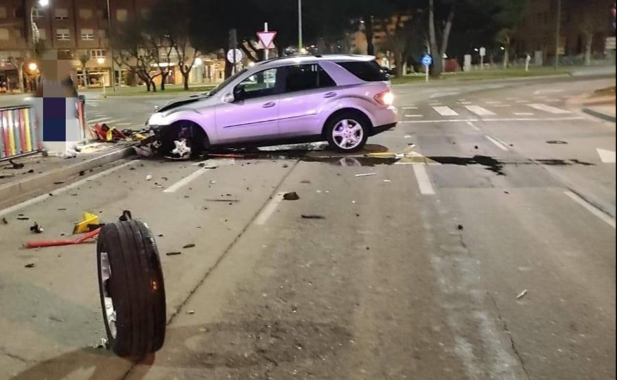 Sucesos Burgos: Un conductor ebrio se estrella en la avenida Cantabria de madrugada y derriba un semáforo