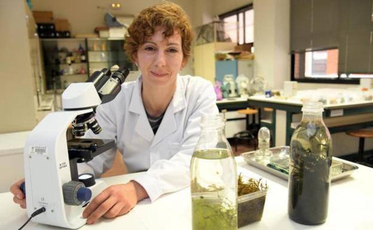 Bárbara de Aymerich, en el laboratorio de Biología de la Facultad de Educación de Burgos.