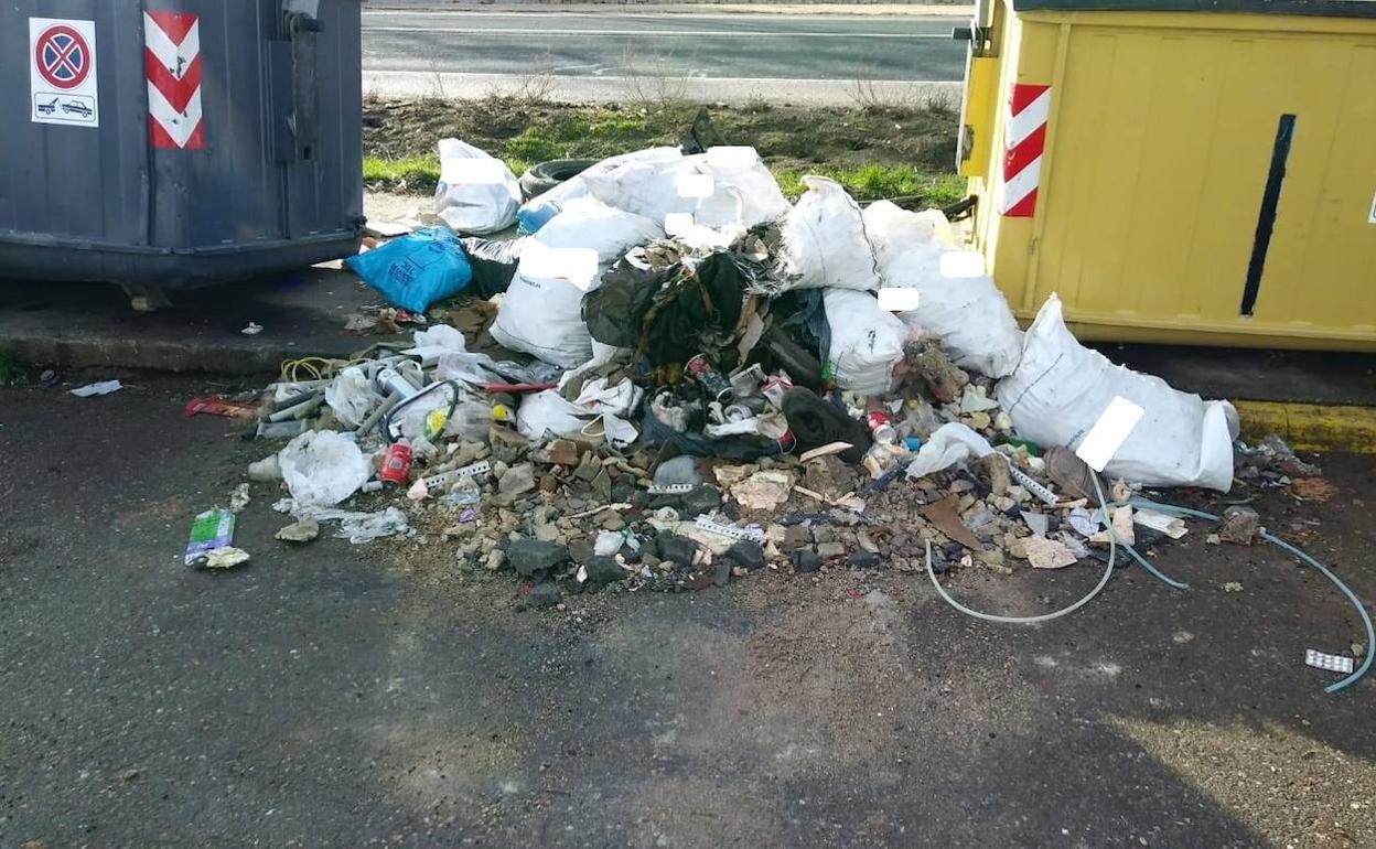 Veertido de basura en la vía pública en Burgos.