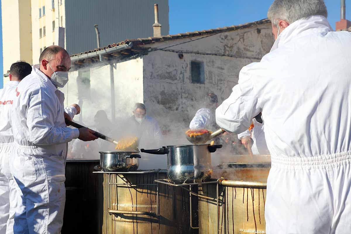 Algunos asistentes degustaban el potaje caliente en el lugar. 