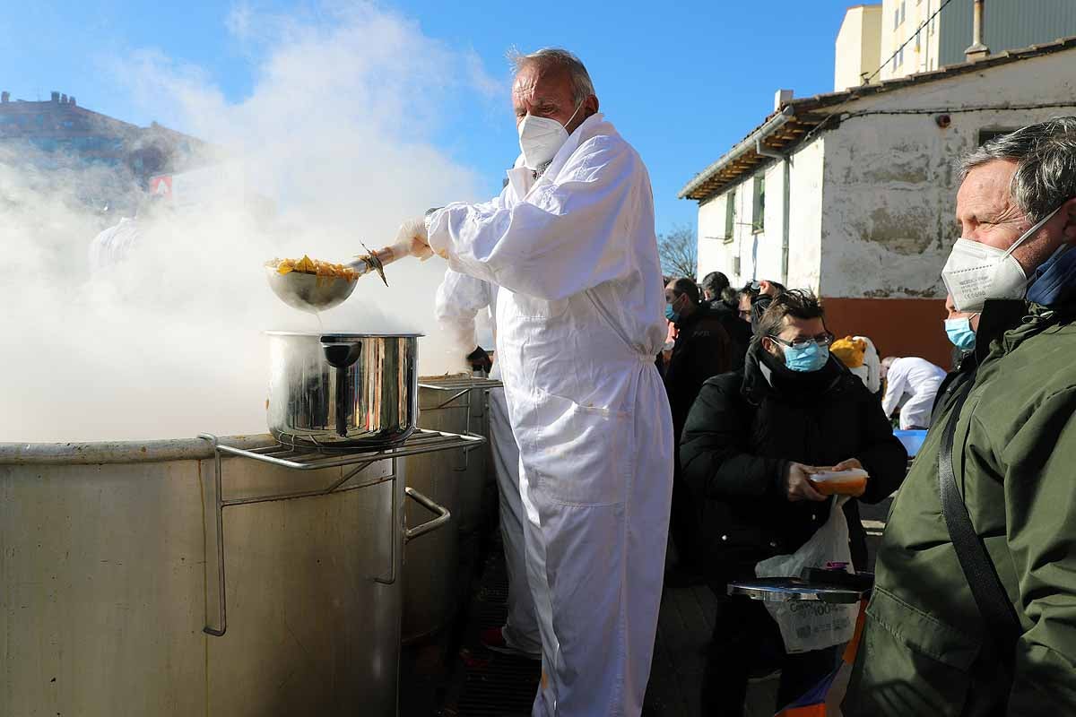 Algunos asistentes degustaban el potaje caliente en el lugar. 