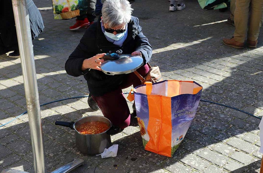 Algunos asistentes degustaban el potaje caliente en el lugar. 