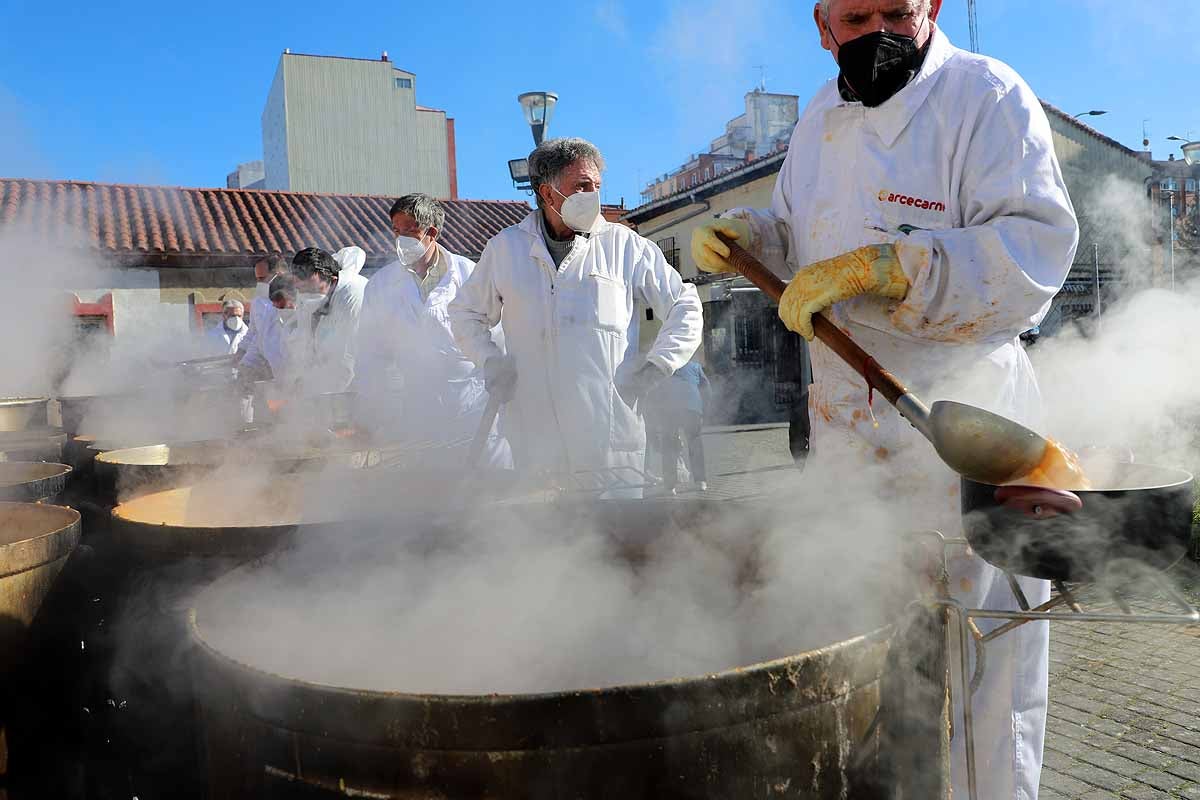 Algunos asistentes degustaban el potaje caliente en el lugar. 