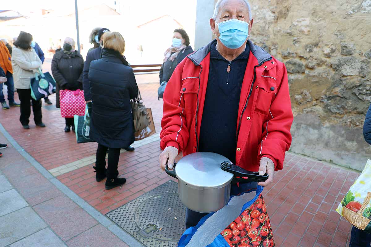 Algunos asistentes degustaban el potaje caliente en el lugar. 