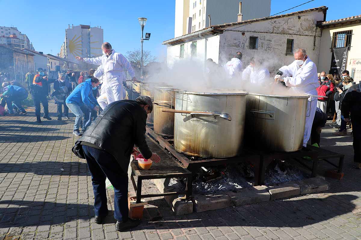 Algunos asistentes degustaban el potaje caliente en el lugar. 