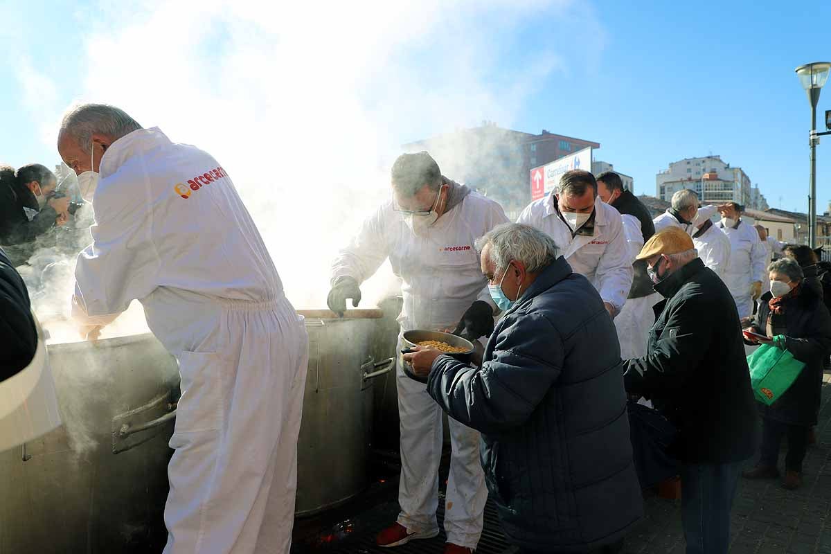 Algunos asistentes degustaban el potaje caliente en el lugar. 