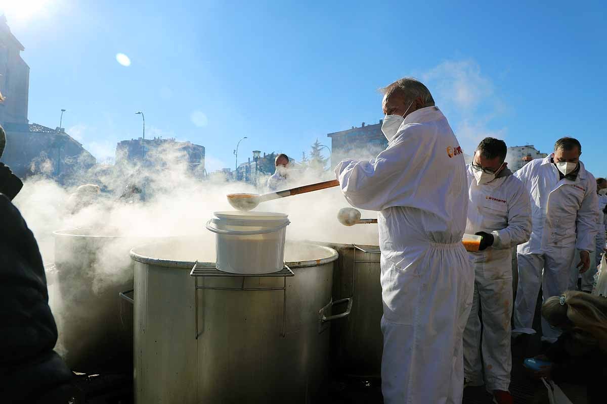 Algunos asistentes degustaban el potaje caliente en el lugar. 