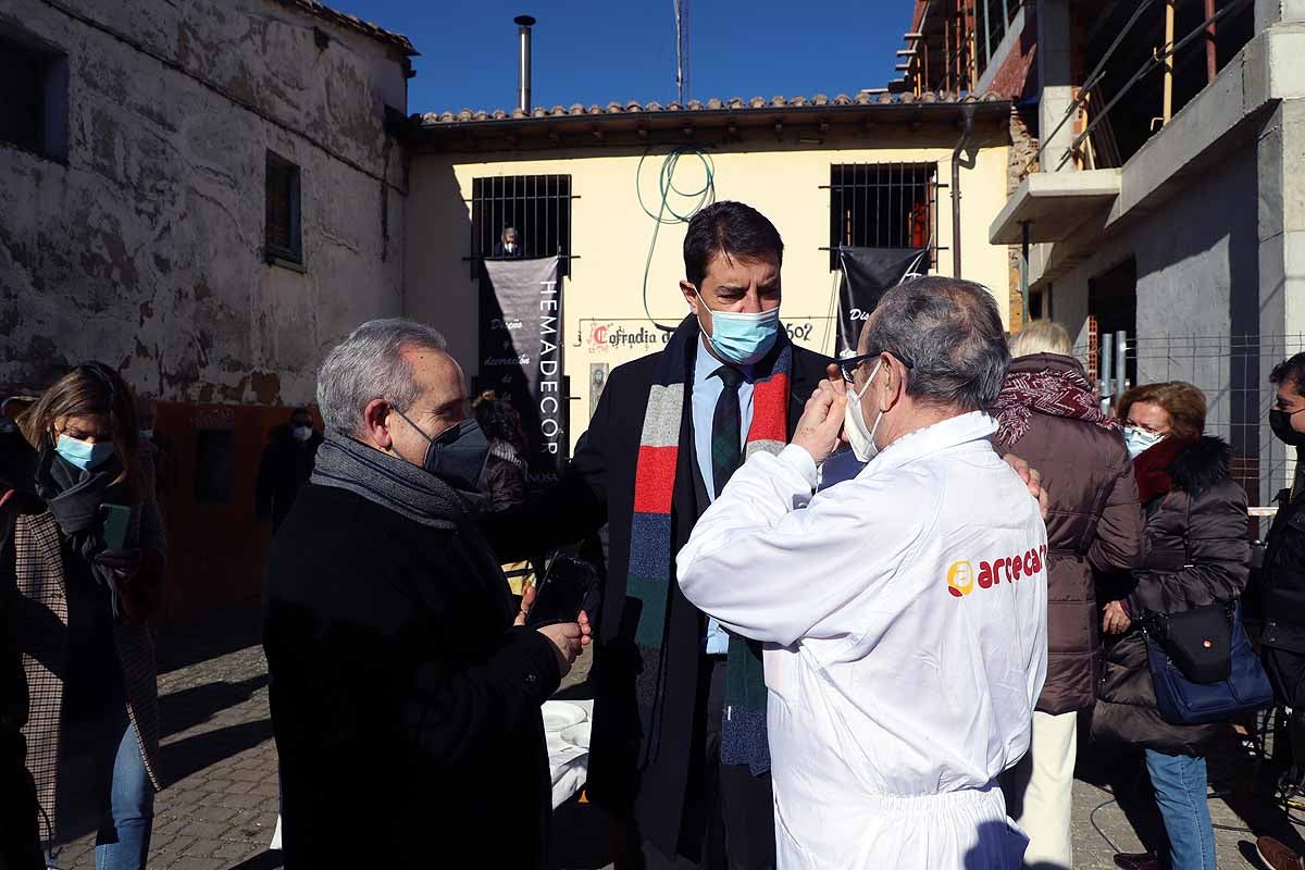 Algunos asistentes degustaban el potaje caliente en el lugar. 