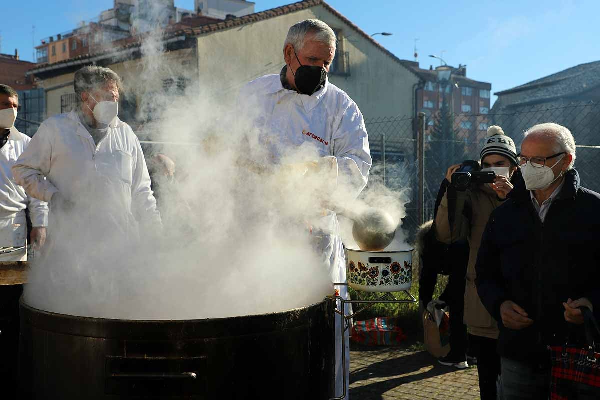 Algunos asistentes degustaban el potaje caliente en el lugar. 