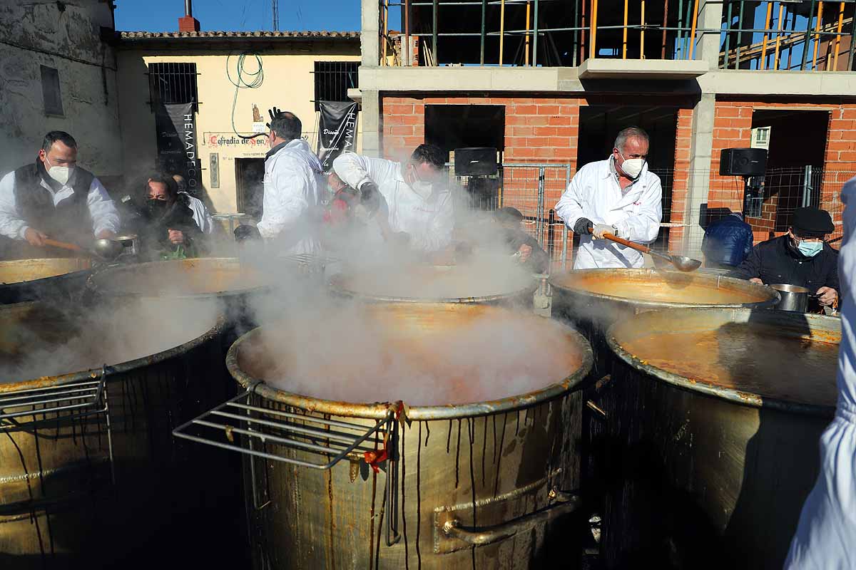 Algunos asistentes degustaban el potaje caliente en el lugar. 