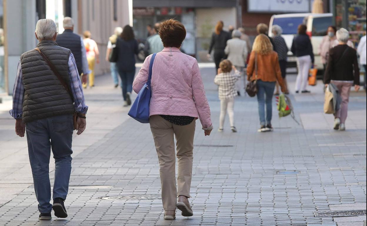 Gente paseando por las calles de Palencia. 