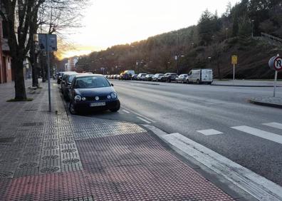 Imagen secundaria 1 - El paso de cebra de la avenida del Cid es poco visible en sentido ascendente. 