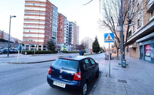 Imagen principal - El paso de cebra de la avenida del Cid es poco visible en sentido ascendente. 