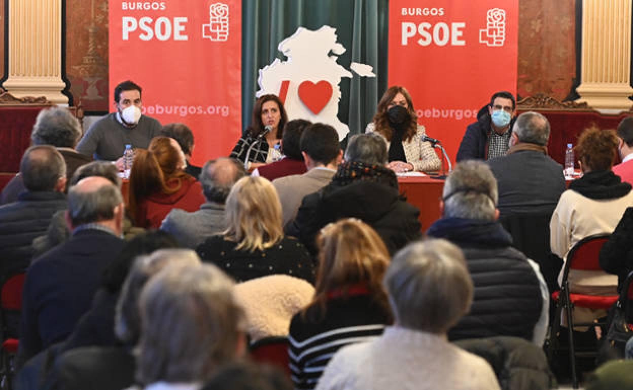 Virginia Barcones (derecha) y a su lado Esther Peña, dirigiéndose a los alcaldes socialistas de la provincia. 