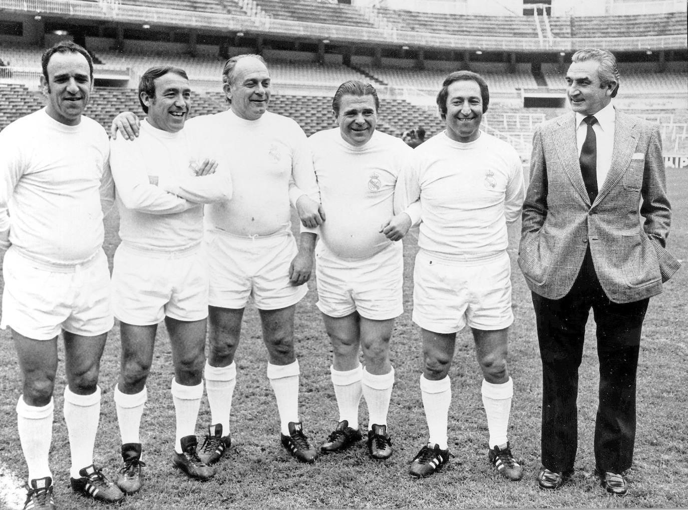 Miguel Muñoz (d), entrenador del Real Madrid, posa con los ex jugadores Canario, Luis del Sol, Alfredo Di Stefano, Ferenc Puskas y Paco Gento.