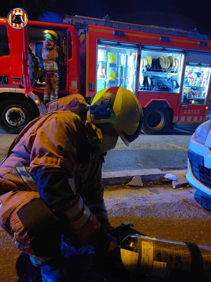 Varios de los agentes han recibido también asistencia médica tras inhalar humo cuando rescataban a los ancianos. 