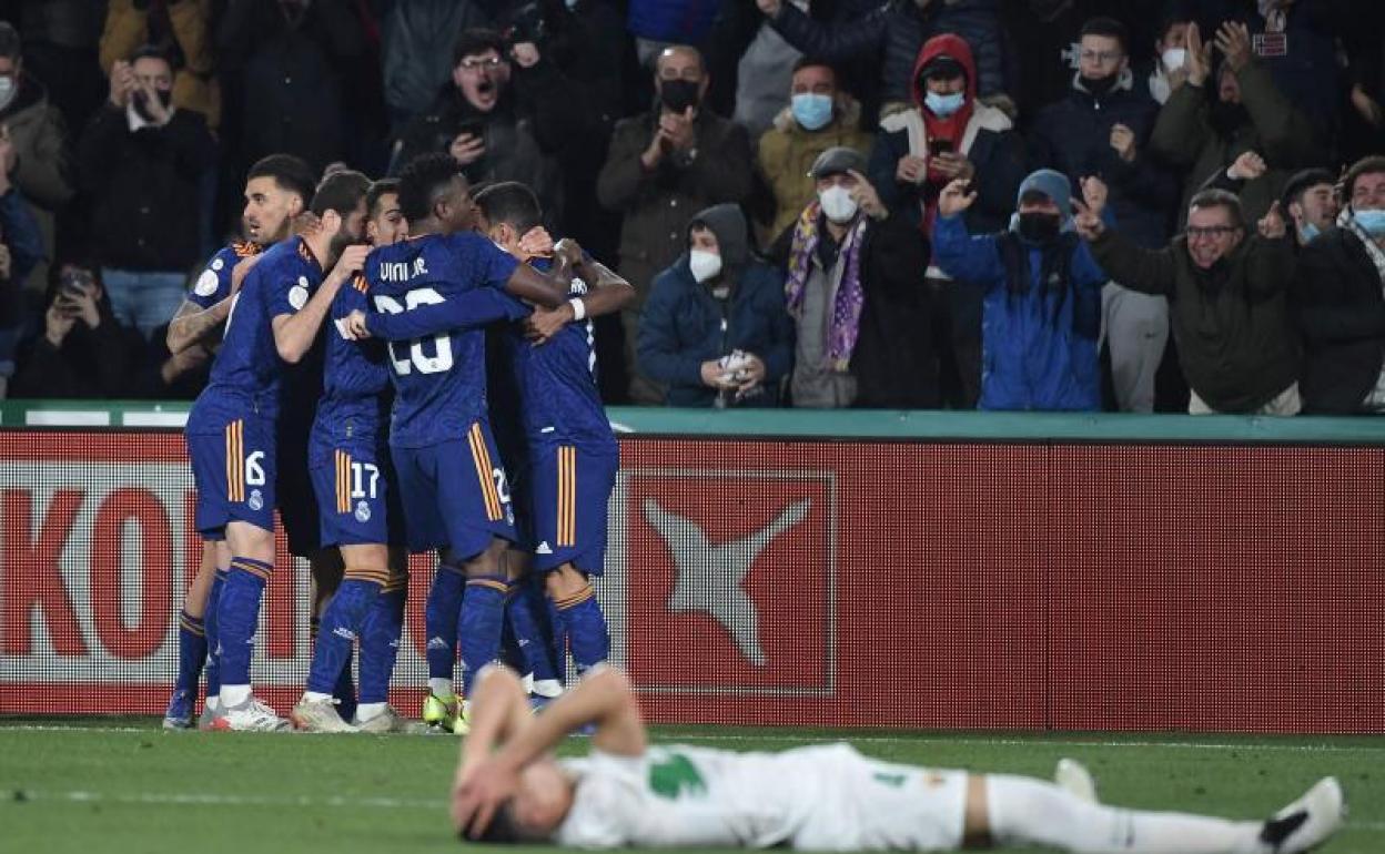 Los jugadores del Real Madrid celebran el golde Hazard.