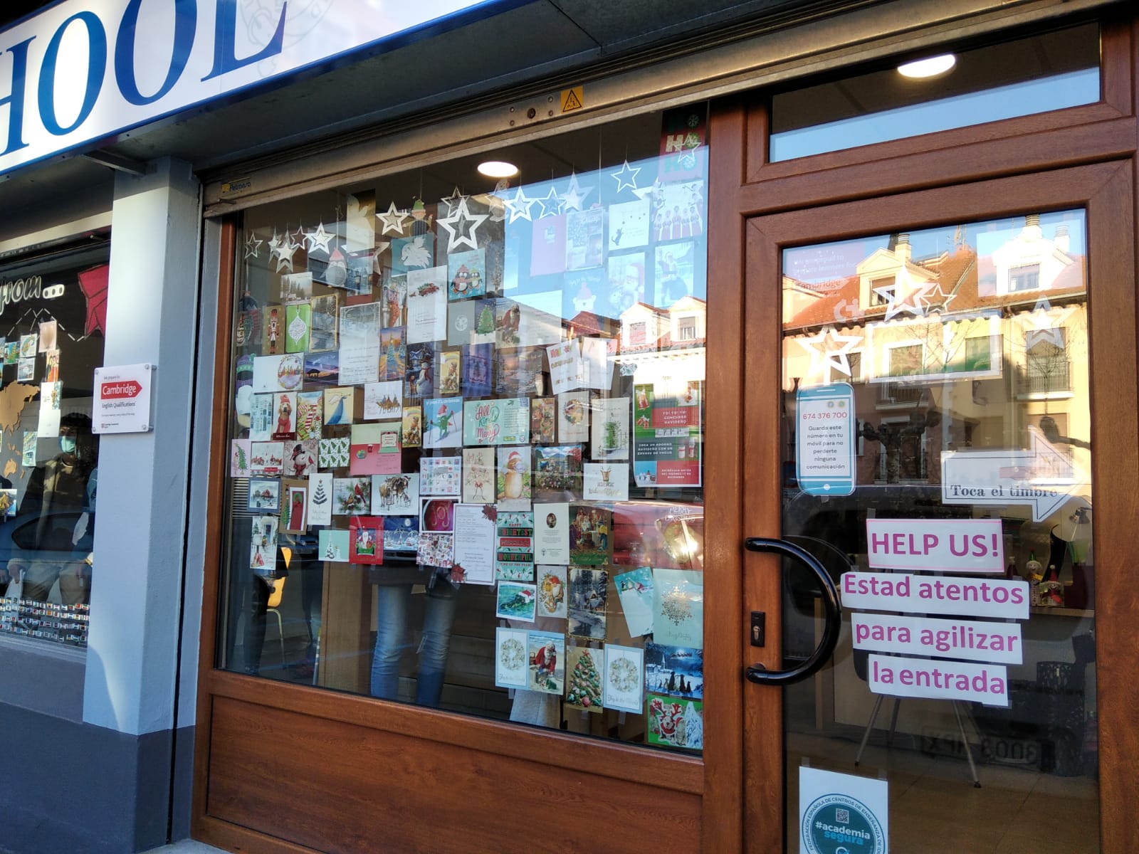 Escaparate de la academia de inglés decorado con las postales recibidas.