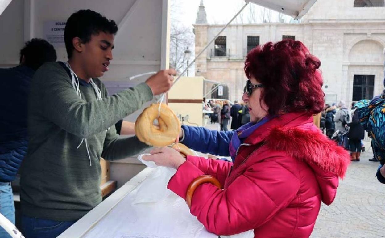 Tradicional reparto de panecillos en 2020 en la festividad de San Lesmes. 