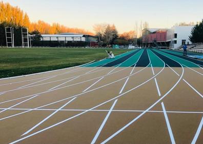 Imagen secundaria 1 - La pista de atletismo de San Amaro vuelve a estar operativa