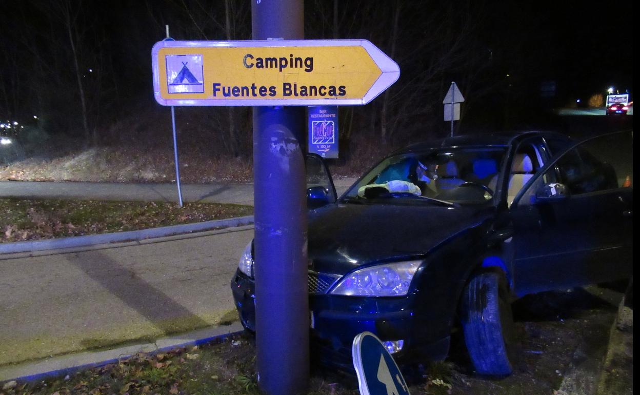 El coche se ha empotrado contra una farola. 