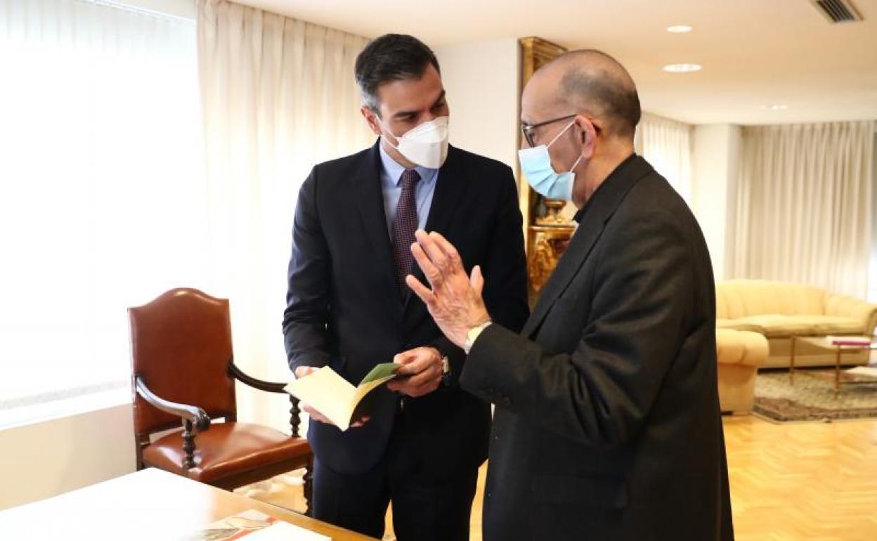 El presidente del Gobierno, Pedro Sánchez (i), conversa con el presidente de la Conferencia Episcopal, Juan José Omella, durante un encuentro mantenido este lunes en Madrid.. 