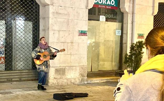 Lilo ha mostrado su vozarrón en pleno centro de Burgos.