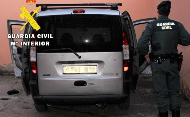 Registro de la furgoneta del detenido en las dependencias de la Guardia Civil.