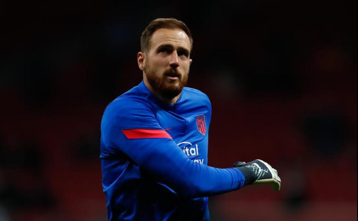 Jan Oblak, calentando antes del partido ante el Valencia. 