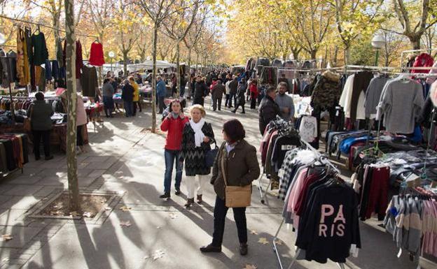 Los vendedores se niegan a trasladar el mercadillo textil al Vena sin consenso con vecinos y comunidad educativa