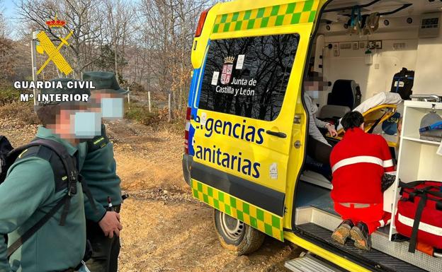 Rescatan a una senderista que se fracturó la tibia en la ruta Cascada de la Salceda