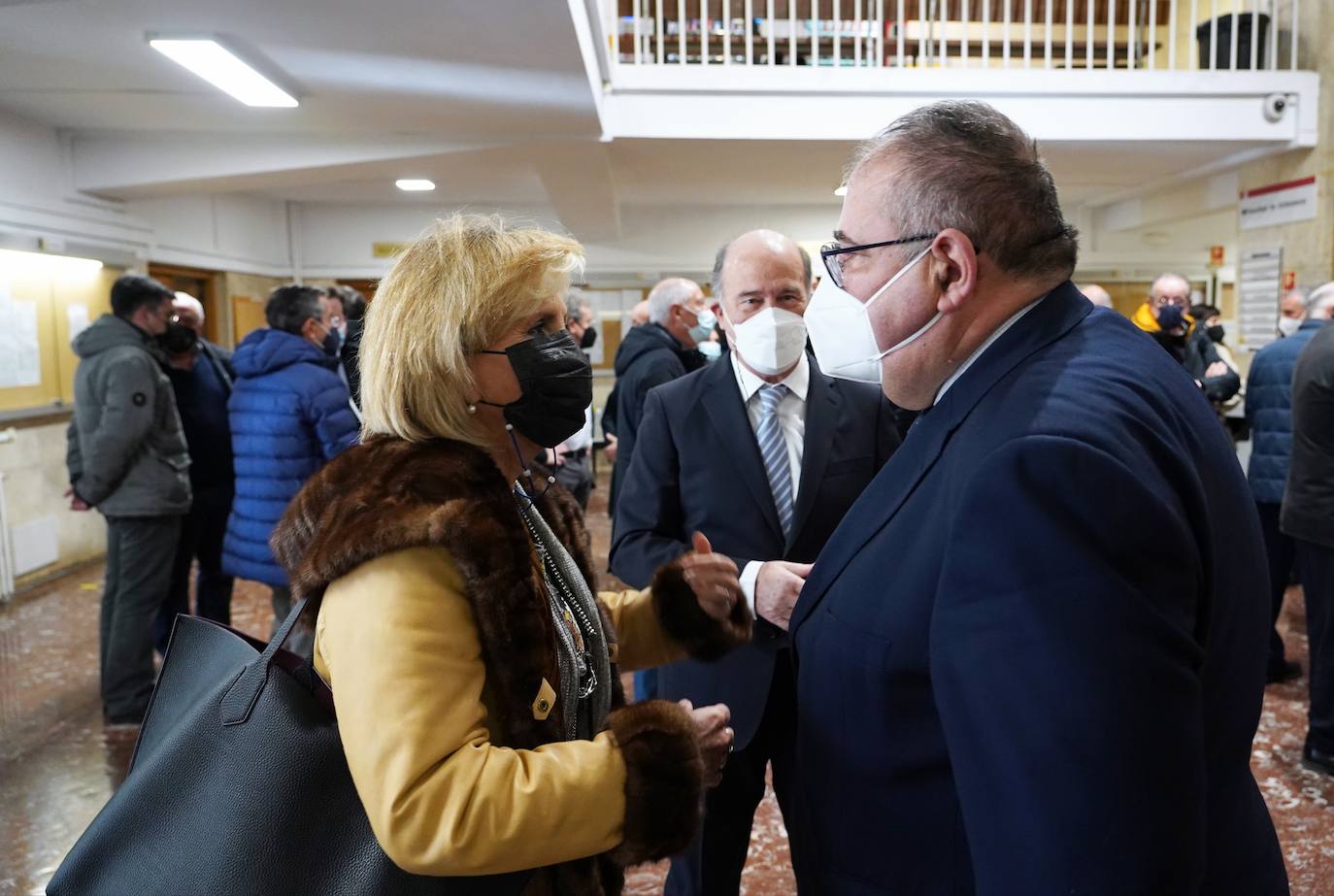 El consejero de Sanidad, Alejandro Vázquez, conversa con Verónica Casado en una jornada sobre las propuestas de los partidos políticos en materia sanitaria de cara al 13-F celebrada hoy.