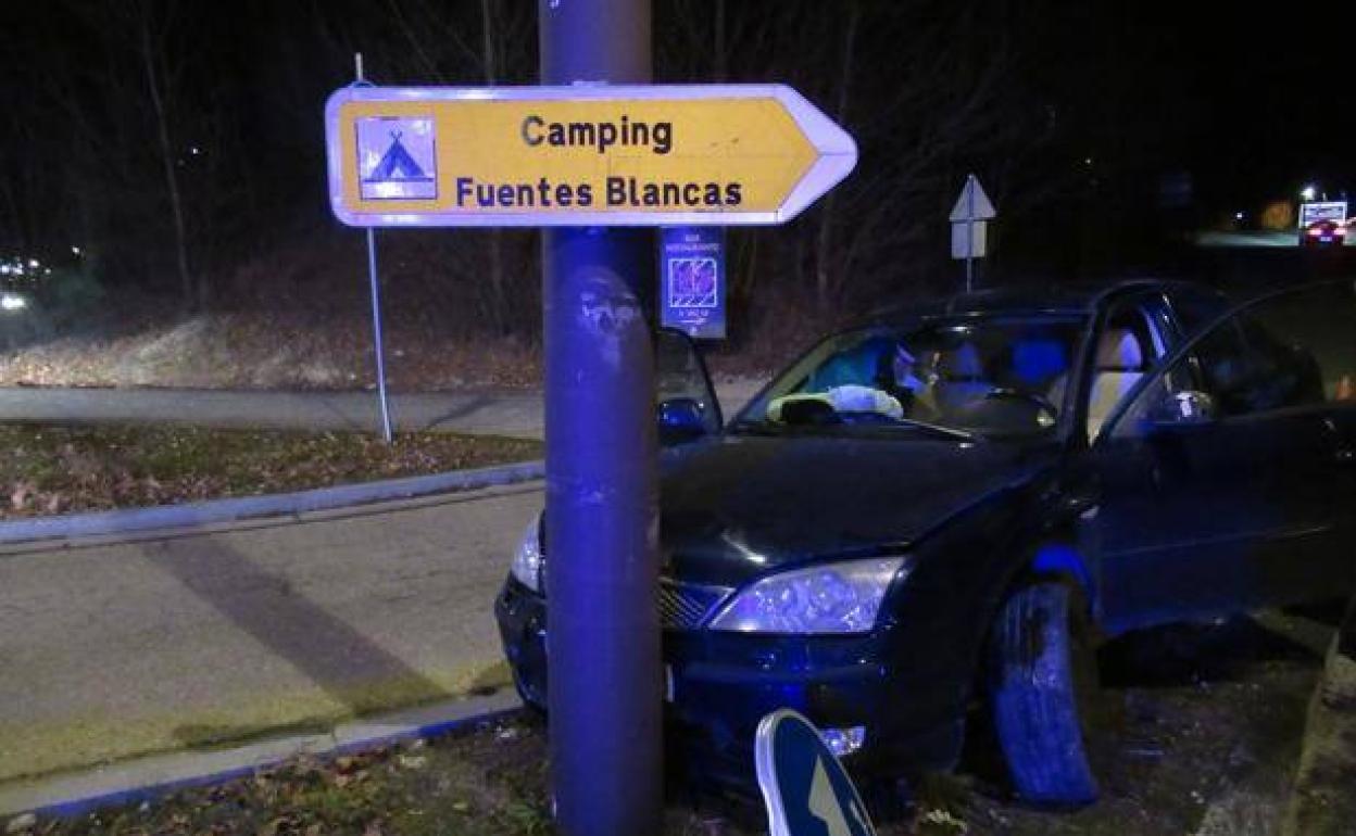 Vehículo empotrado contra una farola en Burgos el pasado fin de semana.