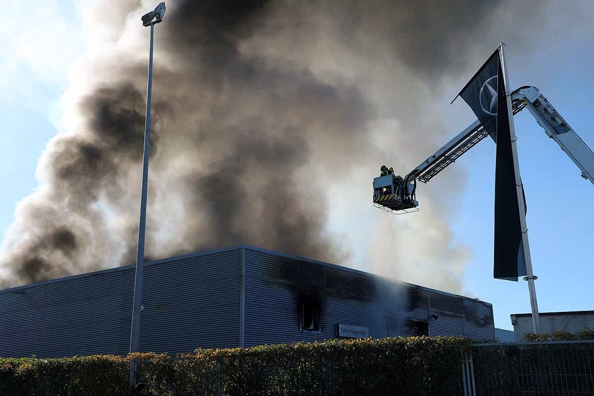 Incendio en el concesionario Mercedes Benz-Ureta Motor de Burgos