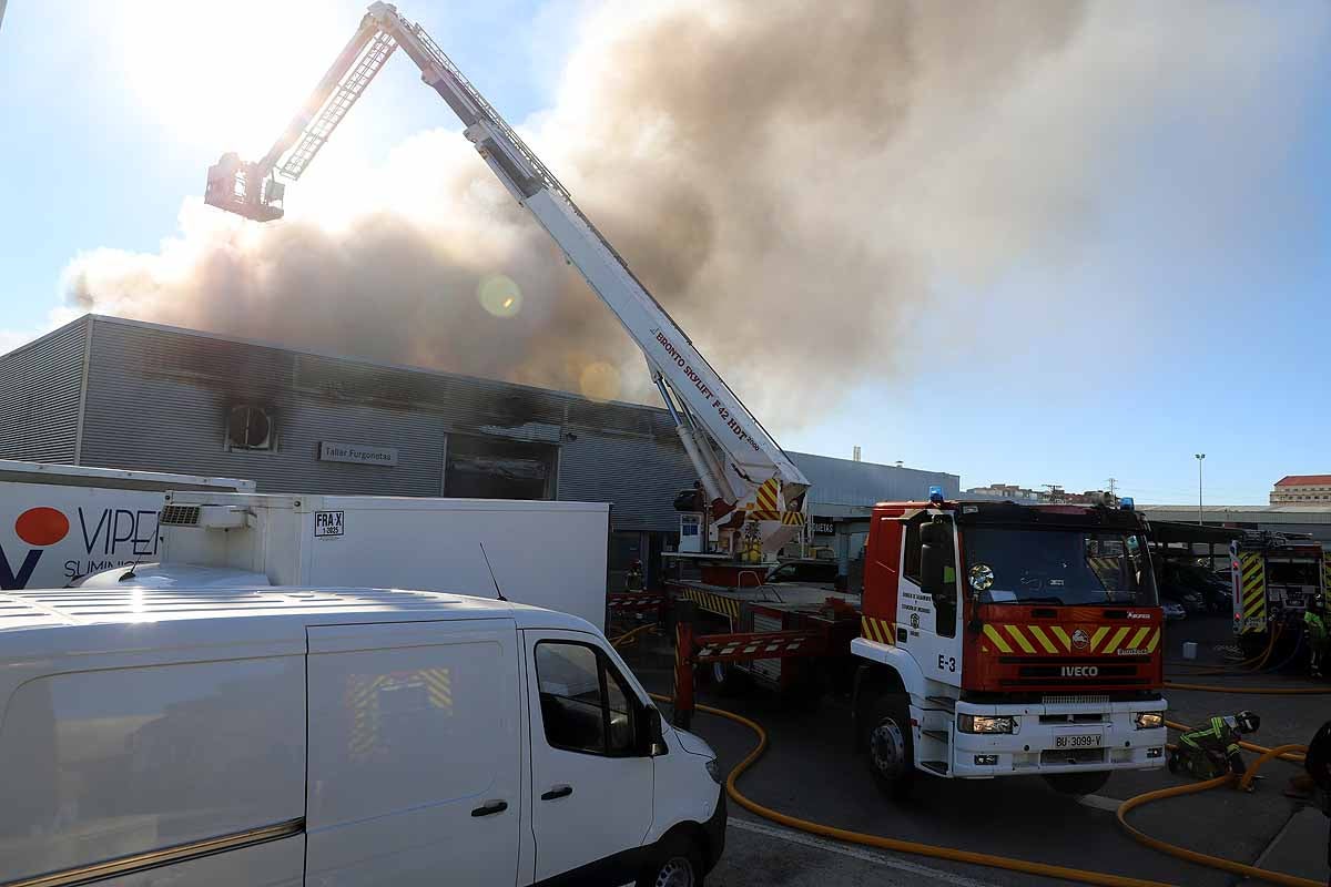 Fotos: Incendio en el concesionario Mercedes Benz-Ureta Motor de Burgos