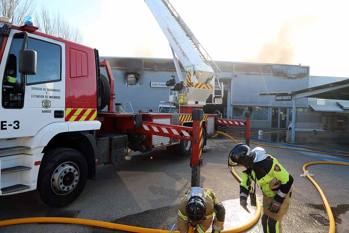 Fotos: Incendio en el concesionario Mercedes Benz-Ureta Motor de Burgos