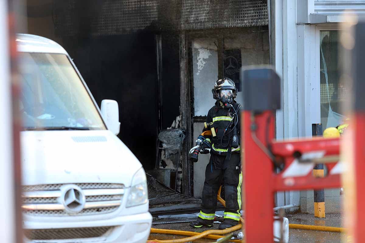 Fotos: Incendio en el concesionario Mercedes Benz-Ureta Motor de Burgos