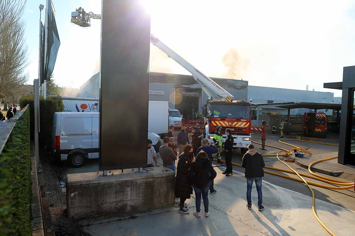 Fotos: Incendio en el concesionario Mercedes Benz-Ureta Motor de Burgos