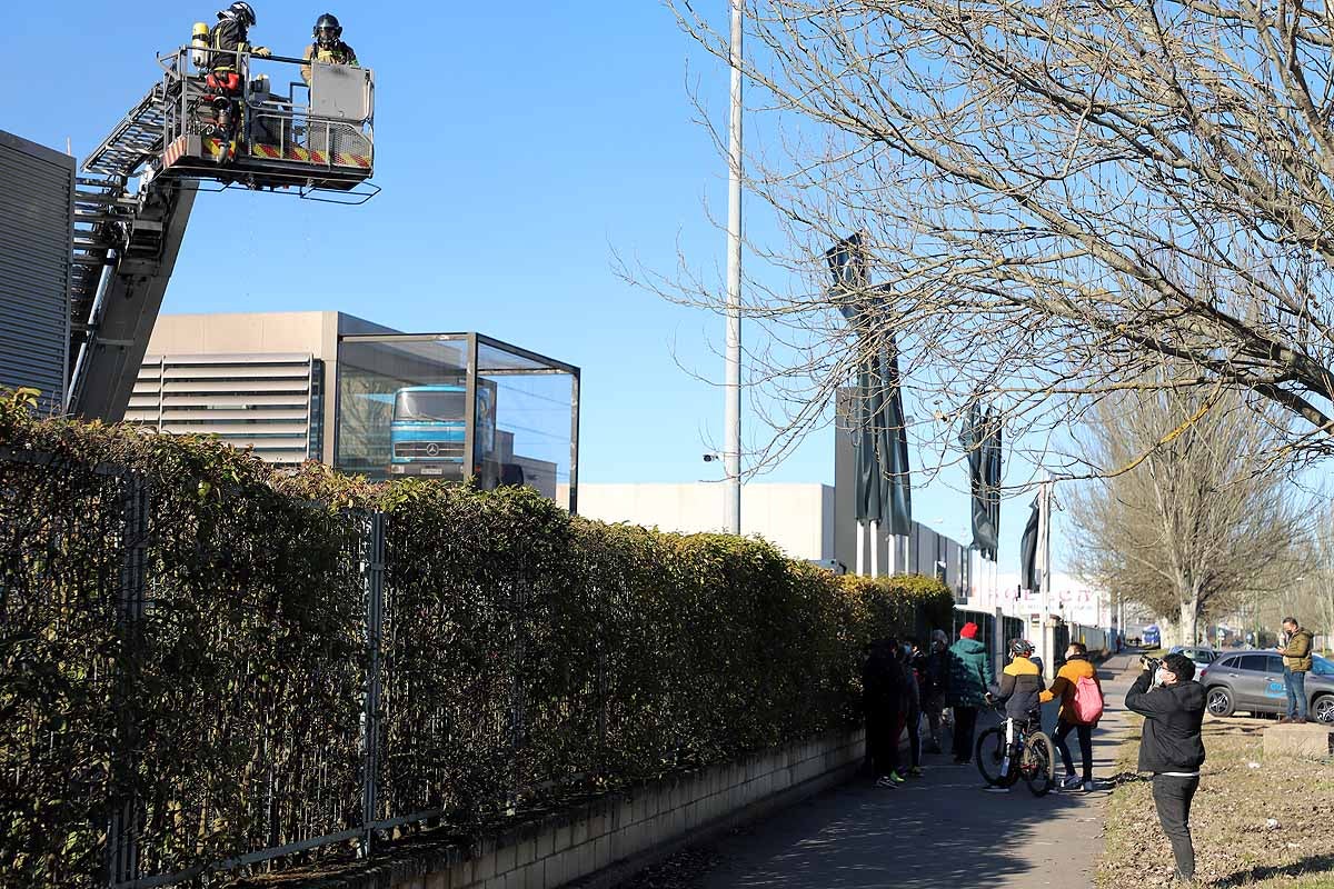 Fotos: Incendio en el concesionario Mercedes Benz-Ureta Motor de Burgos