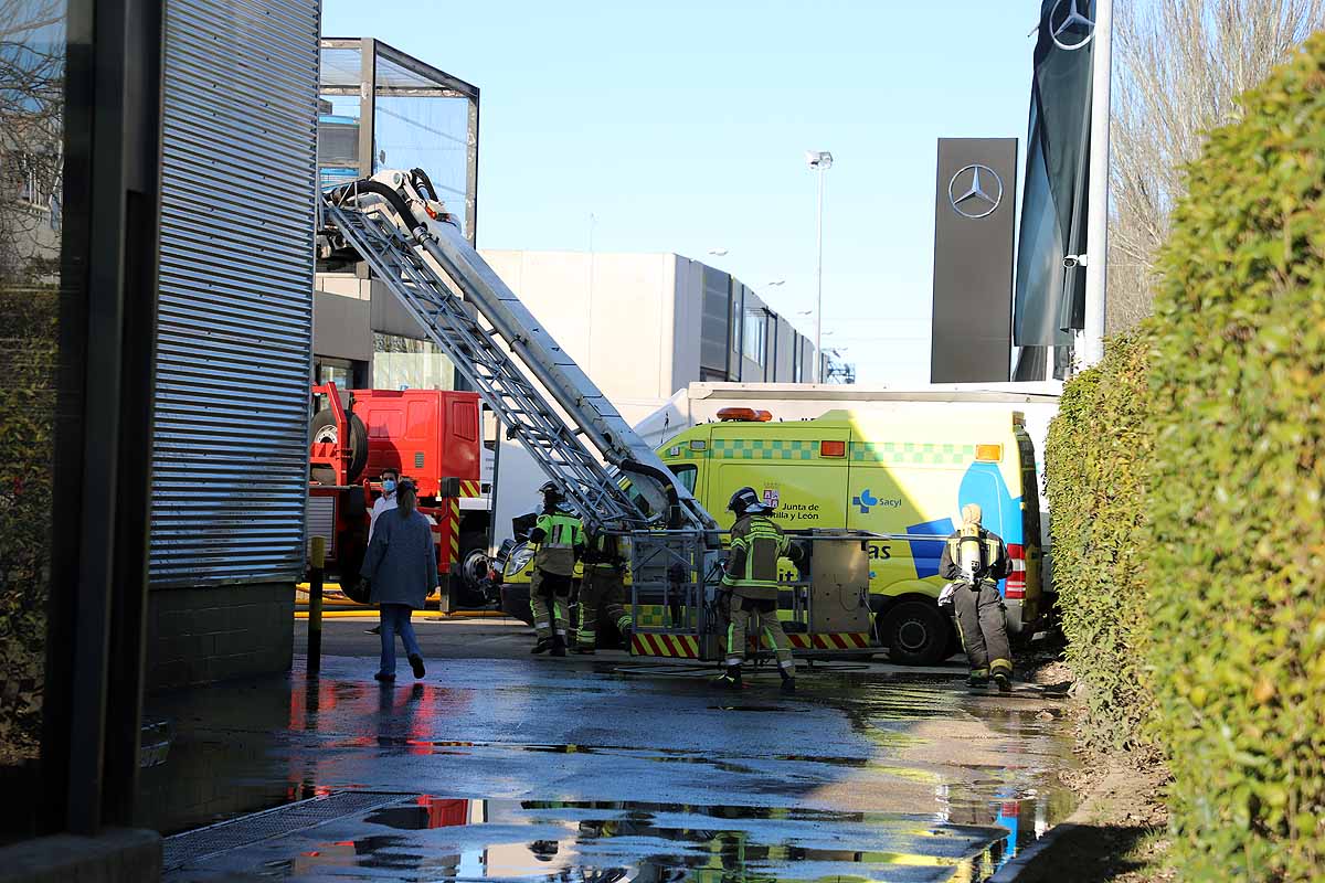 Fotos: Incendio en el concesionario Mercedes Benz-Ureta Motor de Burgos