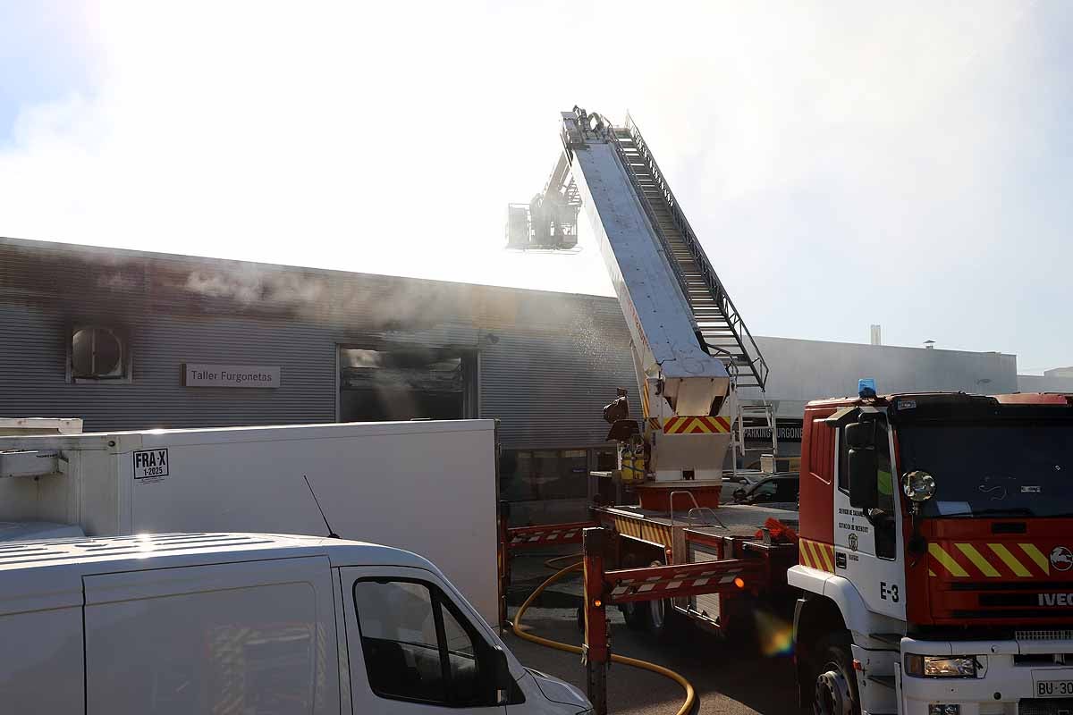 Fotos: Incendio en el concesionario Mercedes Benz-Ureta Motor de Burgos