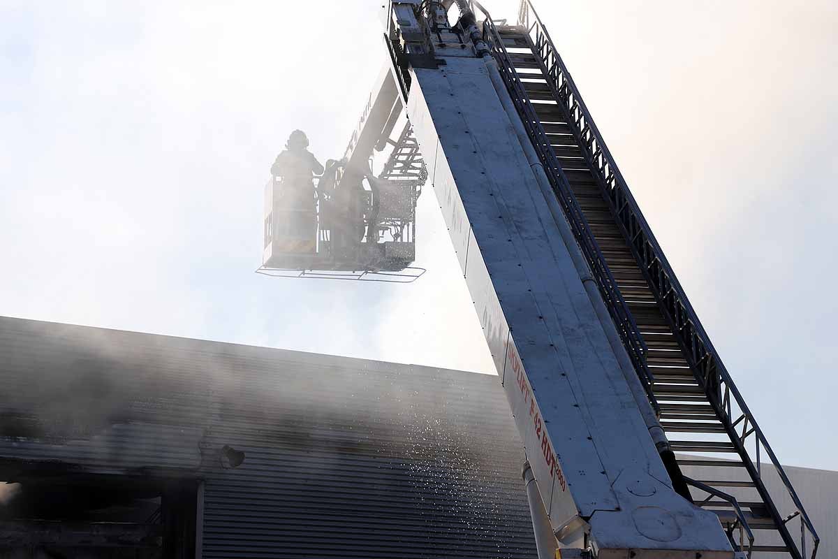 Fotos: Incendio en el concesionario Mercedes Benz-Ureta Motor de Burgos