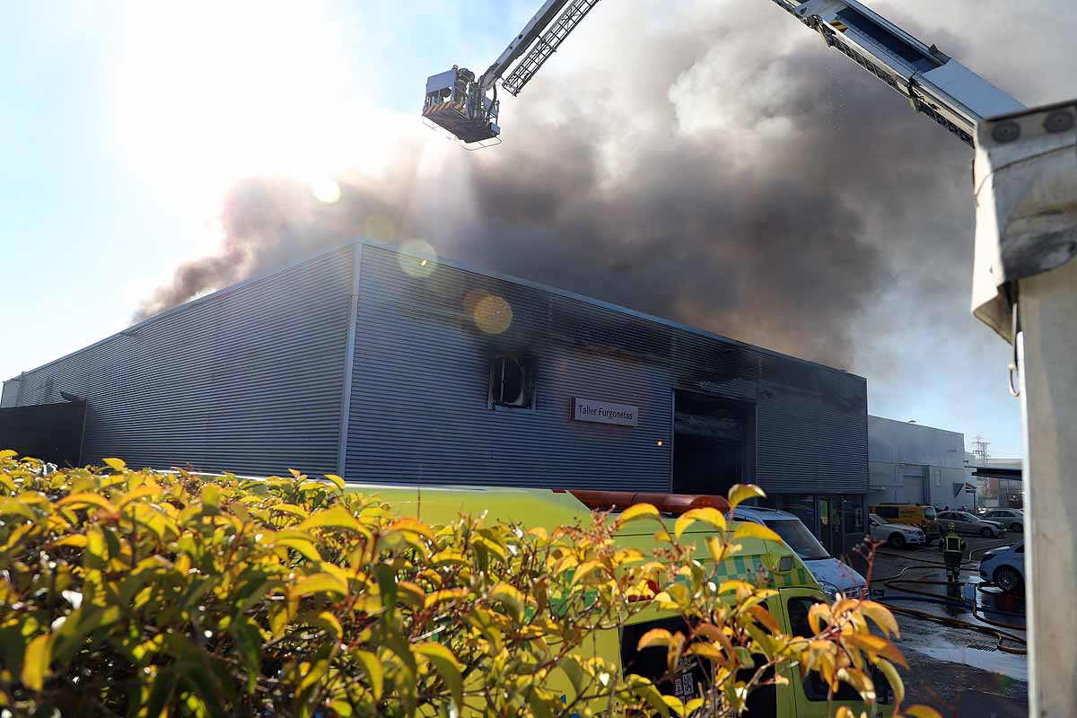 Fotos: Incendio en el concesionario Mercedes Benz-Ureta Motor de Burgos