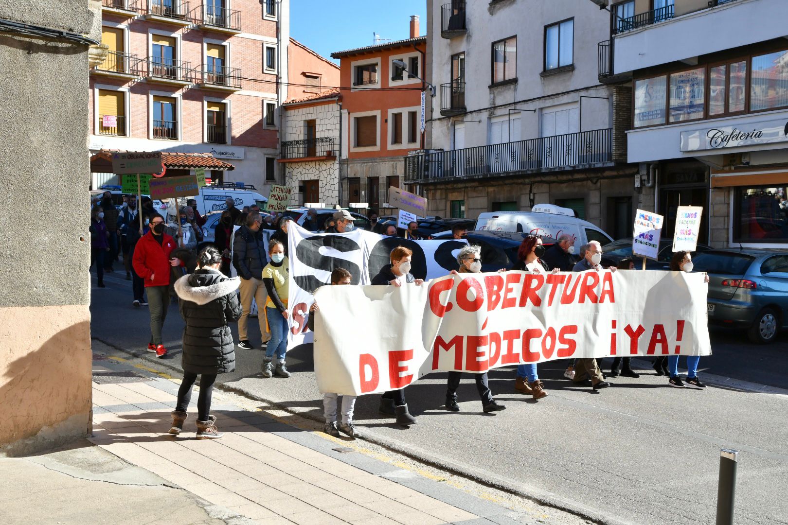 Fotos: Un millar de personas exigen una plantilla completa en el centro de salud de Quintanar