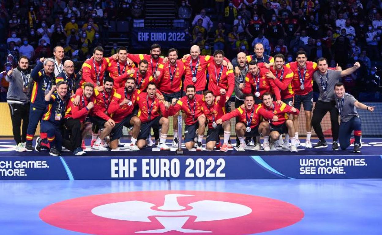 Los Hispanos posan con las medallas de plata y el trofeo al subcampeón europeo.