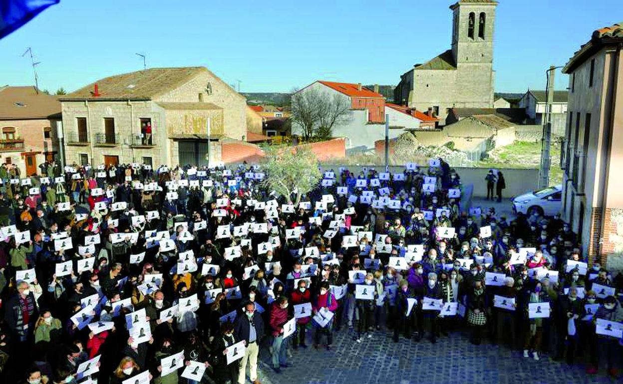 El pueblo se echó a la calle para arropar a la familia de Esther López, con una concentración este domingo por la tarde. 