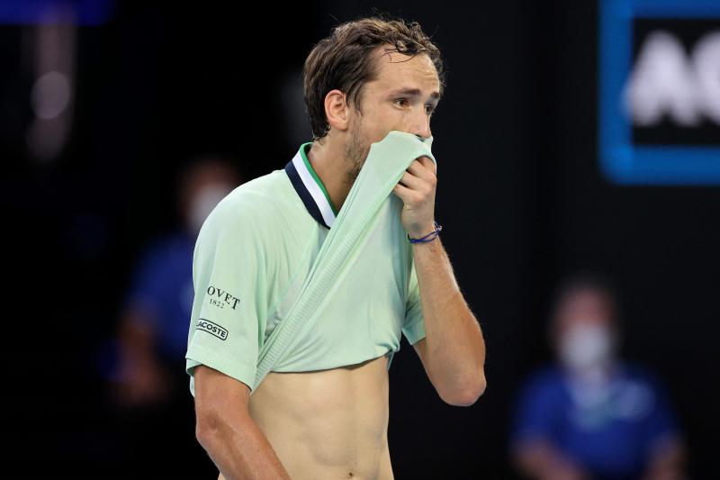 Daniil Medvedev se seca el sudor por el intenso calor en Melbourne. 