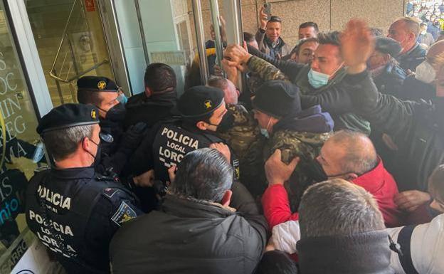 Los ganaderos saltan el cordón policial y se cuelan en el Centro de Desarrollo Local de Lorca, este lunes.