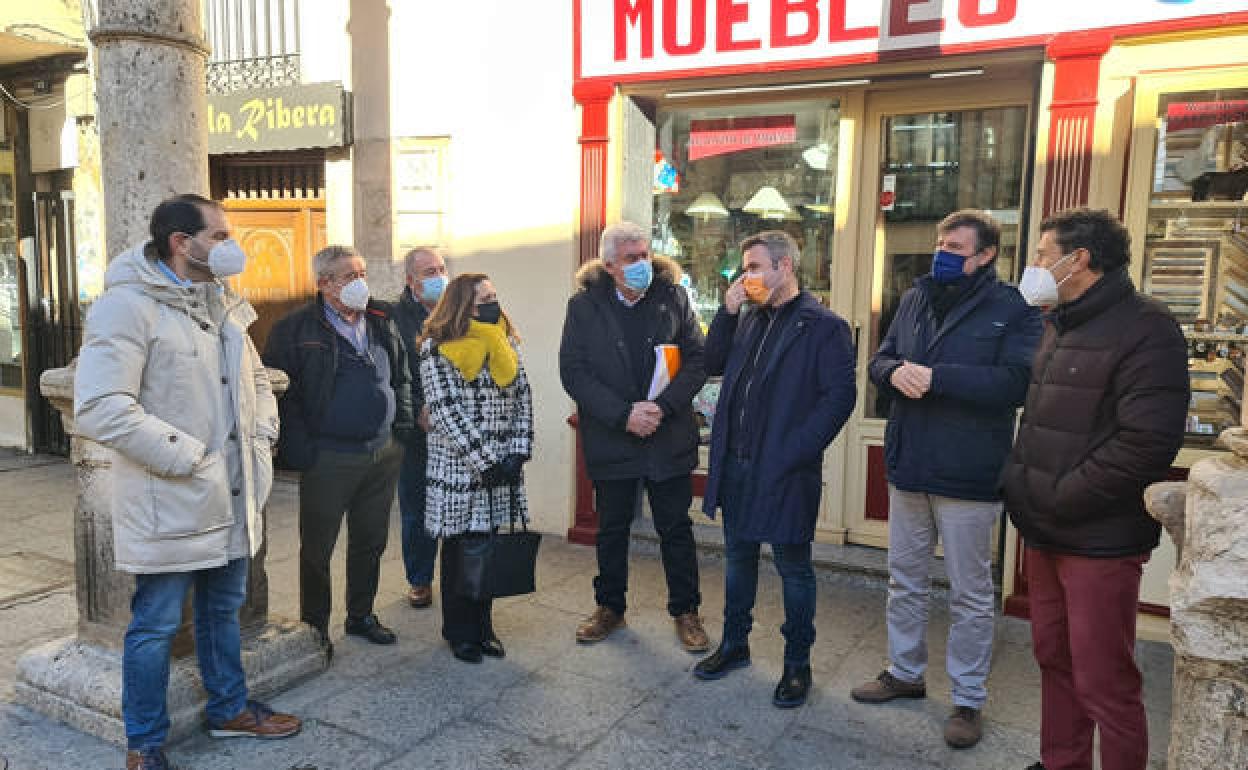 José Ignacio Delgado y Guillermo Díaz, en el centro, durante su visita a Aranda de Duero. 