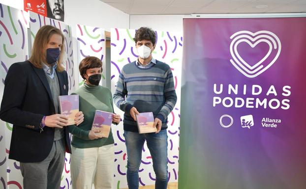 Pablo Fernández, María Sánchez y Juan Gascón, durante la presentación del programa electoral de Unidas Podemos. 